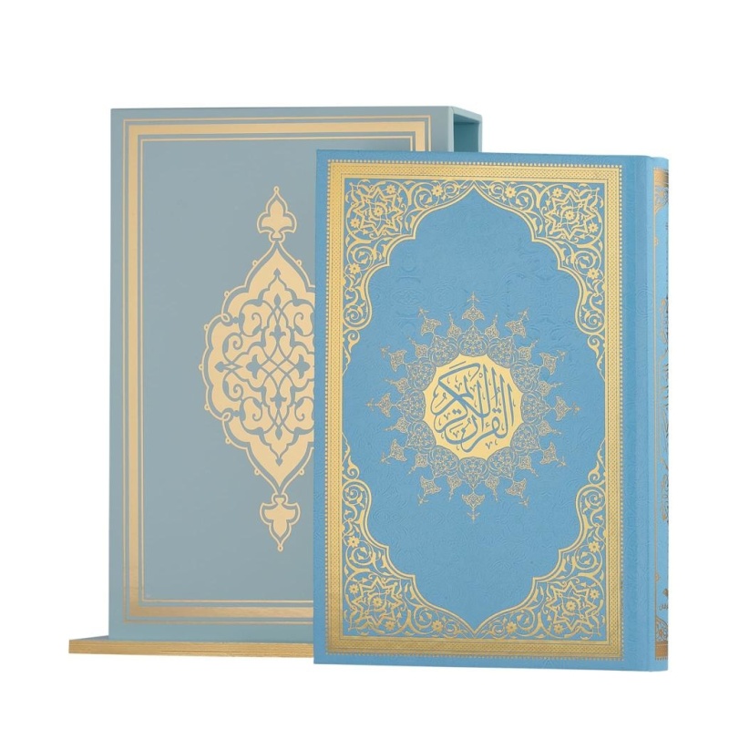 Deze mooie Koran is geschreven in het klassiek Arabisch en voorzien van QR code voor de Arabische recitatie. De Koran heeft een hardcover kaft en een formaat van 17x25 CM. De koran kan goed opgeborgen worden in de houder die erbij hoort, deze is voorzien van dezelfde kleuren.