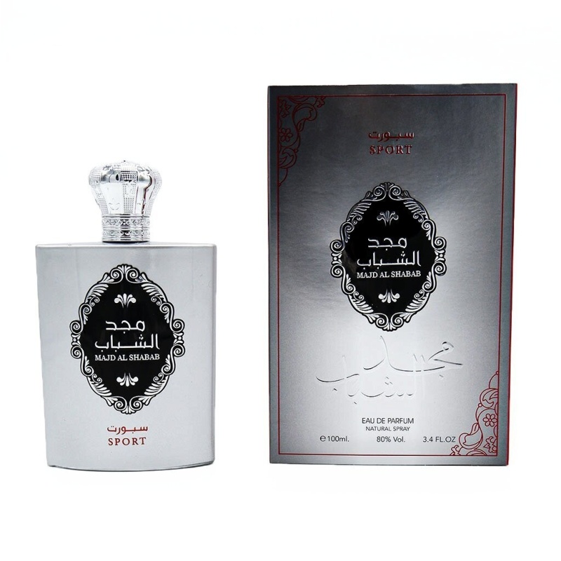 Majd Al Shabab Sport van Ard Al Zaafaran is een verkwikkende mannengeur met een kruidige hartnoot die zijn frisheid behoudt. Het hart van de geur wordt gearticuleerd rond kardemom, jeneverbessen en koriander, wat zorgt voor een levendige en opwekkende ervaring. Met een inhoud van 100 ml is dit parfum perfect voor dagelijks gebruik en biedt het langdurige frisheid en aantrekkelijkheid.