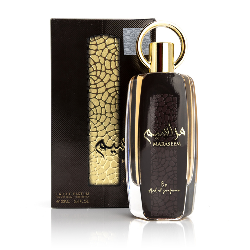 Maraseem, een betoverend parfum van Ard Al Zaafaran, omarmt u met zijn weelderige geur. Deze geur is een meesterlijke combinatie van bloemige noten, houtachtige nuances, sensuele amber en betoverende muskus. Geschikt voor zowel mannen als vrouwen, is dit parfum de ultieme keuze voor liefhebbers van rijke en diepe Arabische Oud-geuren. De geur opent met prachtige bloemige noten die uw zintuigen omarmen en een betoverende indruk achterlaten. Deze bloemige tonen voegen een vleugje elegantie en verfijning toe aan het parfum.