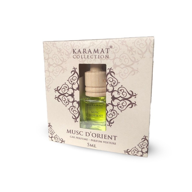 Ontdek de onweerstaanbare charme van de auto parfum van Karamat Collection. Met zijn minimalistische stijl en doordachte ontwerp, voldoet deze parfum aan al uw wensen en verlangens. Eenvoudig op te hangen onder de achteruitkijkspiegel, voegt het direct een vleugje elegantie toe aan uw auto-interieur. Het kleine, doorzichtige glazen flesje geeft u de mogelijkheid om volop te genieten van dit esthetische meesterwerk. Terwijl u geniet van uw rit, verspreidt de heerlijke geur zich subtiel door de auto, waardoor elke reis een langverwacht avontuur wordt. Met de perfect gebalanceerde geurcompositie wordt uw zintuigen verwend en krijgt uw auto een aangename en verfrissende sfeer.