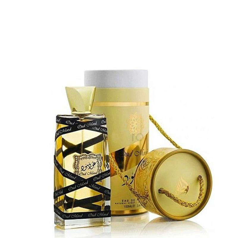 Perfume Oud Mood Elixir Eau de Parfum van Lattafa Perfumes is inderdaad een oriëntaalse geur met een boeiende combinatie van Oudh, saffraan en kruiden. De topnoot opent met een pittige uitstraling van saffraan, kaneel en nootmuskaat, waarbij nootmuskaat de dominante noot is en een krachtige kruidigheid toevoegt.