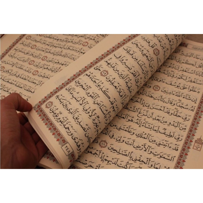 De Arabische Koran Rood is een prachtig exemplaar van de Koran, geschreven in het welbekende Arabisch, dat de essentie van de heilige tekst vastlegt. Met zijn levendige rode kleur trekt deze Koran direct de aandacht en voegt een vleugje warmte en passie toe aan je spirituele ervaring. Wat deze Koran echt uniek maakt, is het gebruik van gele pagina's. Deze keuze van pagina kleur heeft een rustgevend effect op de ogen, waardoor het mogelijk is om urenlang ononderbroken te lezen. De combinatie van het heldere geel van de pagina's en het diepe rood van de tekst creëert een harmonieuze balans die een sfeer van sereniteit en concentratie bevordert.