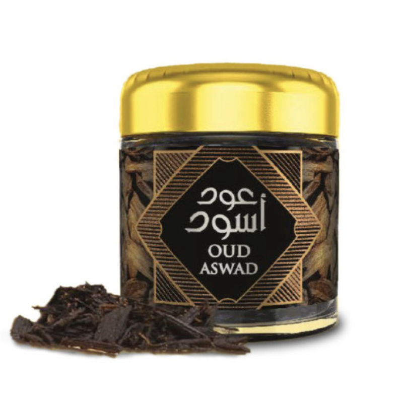 Karamat heeft zichzelf de afgelopen jaren stevig op de kaart gezet als een gerenommeerd premium merk. Ze hebben niet alleen een visie, maar zetten deze ook daadwerkelijk om in actie. Nu is het jouw kans om de kwaliteit van de Karamat Bakhour lijn te ervaren. Bukhoor, ook wel bekend als "بخور" in de Arabische landen, is een betoverend parfum dat zijn populariteit heeft verdiend. Het vormt de essentie van Arabische geurbeleving. De Karamat Bakhour lijn bevat ook wierook. Deze wierook bestaat uit zorgvuldig geselecteerde houtsnippers die doordrenkt zijn met heerlijk geurende olie. Zodra je deze wierook in een brandertje plaatst en aansteekt, zal de geur zich geleidelijk verspreiden, waardoor een betoverende sfeer ontstaat.