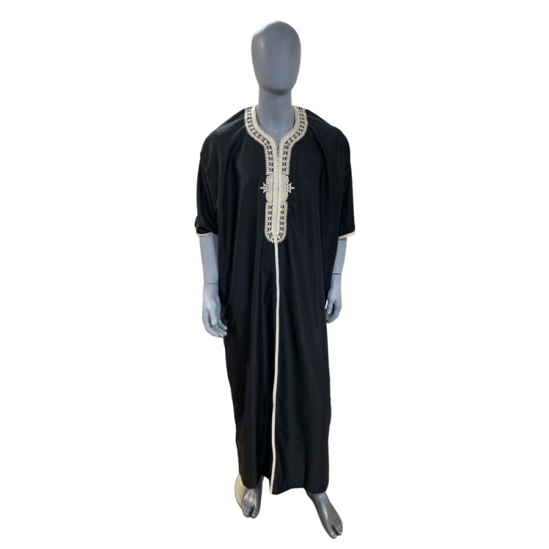 Ervaar de tijdloze charme van de deluxe Marokkaanse Khamis, ook wel bekend als Qamis. Deze traditionele kledingstukken worden voornamelijk gedragen tijdens informele gelegenheden. Met deze Khamis ervaar je het ultieme comfort en ontspanning, terwijl je er tegelijkertijd prachtig uitziet! Deze deluxe Khamis is kwalitatief beter dan de klassieke Khamis.