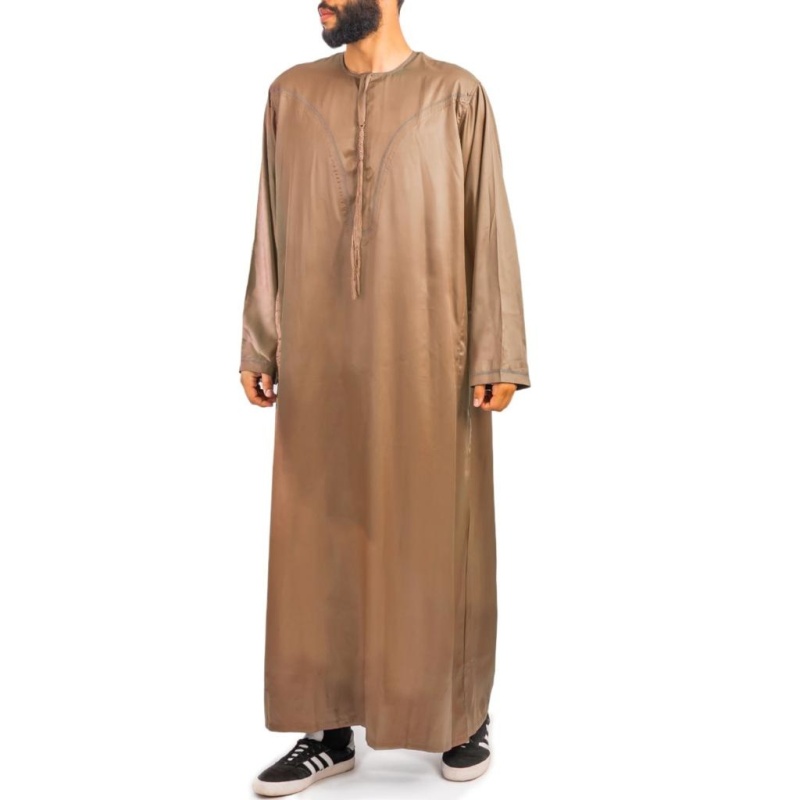 Maak kennis met de adembenemende Emirati Khamis van Sultan, een vooraanstaand merk uit Dubai. Deze prachtige kledingstukken zijn vervaardigd van hoogwaardige stoffen en hebben een schitterende glans die ongetwijfeld de aandacht zal trekken bij elke bijzondere gelegenheid. De uitmuntende afwerking zorgt voor een stijlvolle en elegante uitstraling die werkelijk ongeëvenaard is.