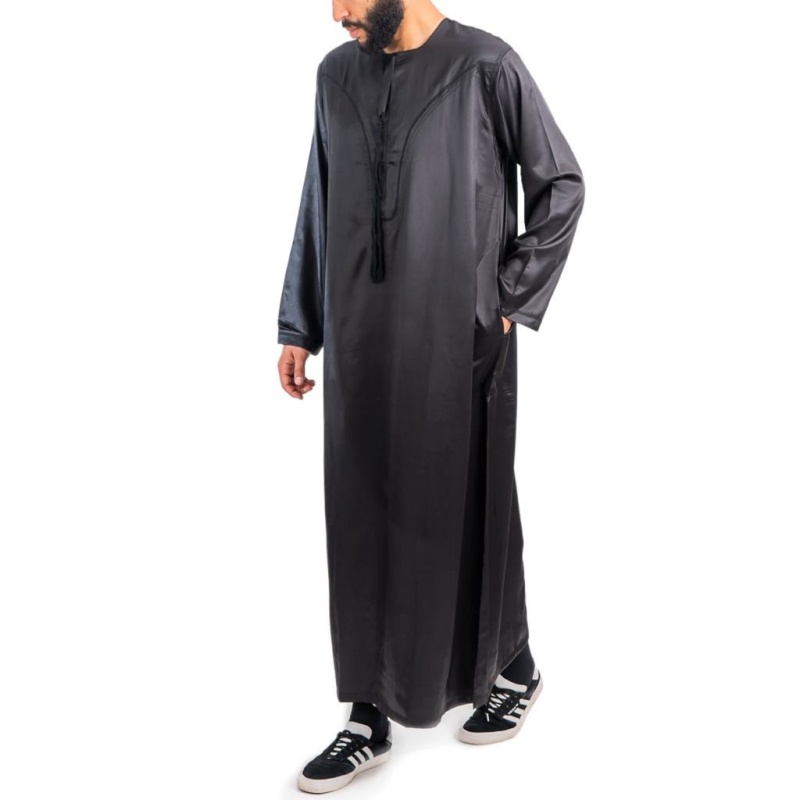 Maak kennis met de adembenemende Emirati Khamis van Sultan, een vooraanstaand merk uit Dubai. Deze prachtige kledingstukken zijn vervaardigd van hoogwaardige stoffen en hebben een schitterende glans die ongetwijfeld de aandacht zal trekken bij elke bijzondere gelegenheid. De uitmuntende afwerking zorgt voor een stijlvolle en elegante uitstraling die werkelijk ongeëvenaard is.