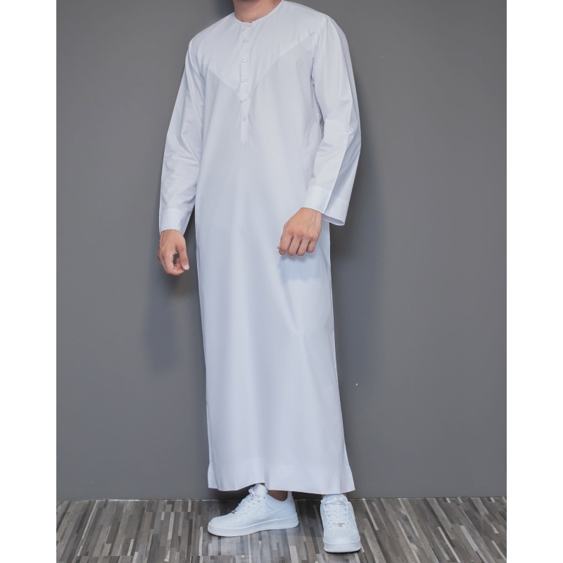 Ontdek de verfijnde en zakelijke Emirati Qamis van Bin Rizwan, vervaardigd uit hoogwaardige stoffen. Deze witte hobe, ook wel bekend als witte Qamis, is een absolute must-have voor de modebewuste moslimman. Een witte thobe straalt schoonheid, zuiverheid en elegantie uit. Het is ideaal voor dagelijks gebruik en tevens geschikt voor speciale gelegenheden. De veelzijdigheid van deze thobe stelt je in staat om het op verschillende manieren te combineren, of het nu met sneakers is voor een casual look of met nette schoenen en een stijlvol jasje. Aarzel niet langer, deze thobe is multifunctioneel en staat altijd prachtig, in shaa Allaah.