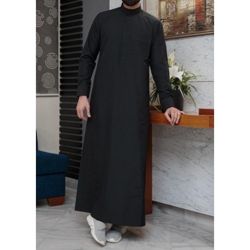Deze Saudi Khamis is vervaardigd uit hoogwaardige en luxueuze stof, die zacht aanvoelt en een prachtige uitstraling heeft. Met zijn stijlvolle ontwerp is deze Khamis voorzien van twee handige zakken en elegante drukknopen, waardoor het een ideale keuze is voor diverse gelegenheden, zoals dagelijkse moskeebezoeken of als comfortabele kleding thuis.