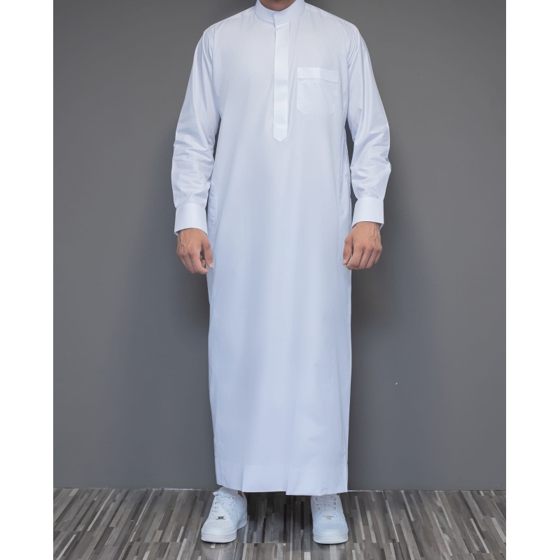 Ontdek de verfijnde en zakelijke Saudi Qamis van Bin Rizwan, vervaardigd uit hoogwaardige stoffen. Deze witte hobe, ook wel bekend als witte Qamis, is een absolute must-have voor de modebewuste moslimman. Een witte thobe straalt schoonheid, zuiverheid en elegantie uit. Het is ideaal voor dagelijks gebruik en tevens geschikt voor speciale gelegenheden. De veelzijdigheid van deze thobe stelt je in staat om het op verschillende manieren te combineren, of het nu met sneakers is voor een casual look of met nette schoenen en een stijlvol jasje. Aarzel niet langer, deze thobe is multifunctioneel en staat altijd prachtig, in shaa Allaah.