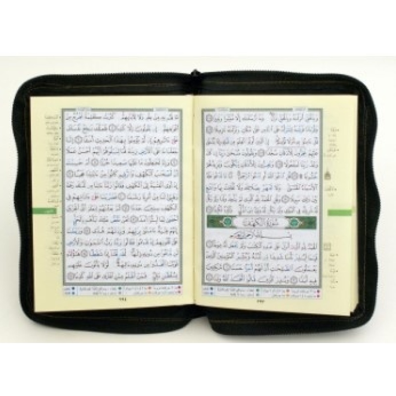 Deze volledige Tajweed Quran met Kleurcodering komt met een mooie pocket versie met rits. De interpretatie van geselecteerde woorden wordt geplaatst op de marge van elke pagina. De kleine grootte van deze Tajweed Koran (20x15) is gemakkelijk te behandelen of in een kleine zak te houden.